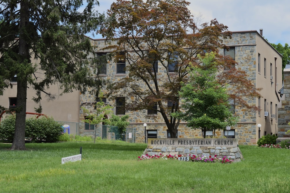 un bâtiment avec un panneau devant lui