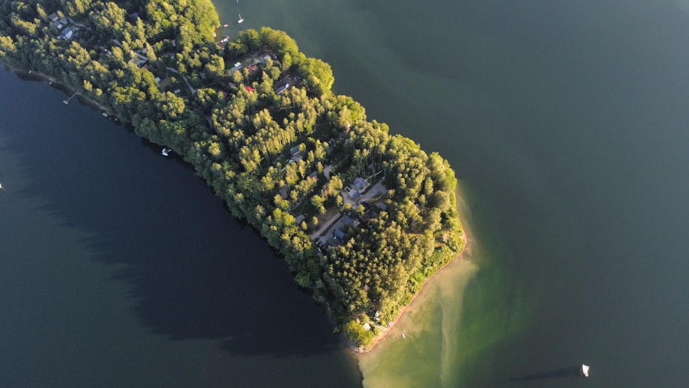 uma vista aérea de uma pequena ilha no meio de um lago