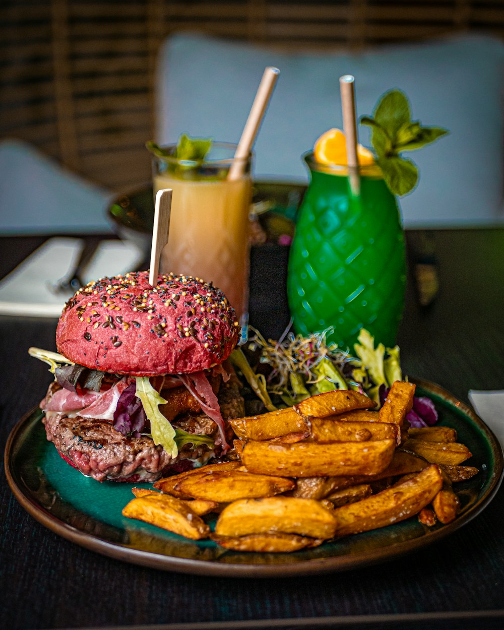 um prato com hambúrguer e batatas fritas