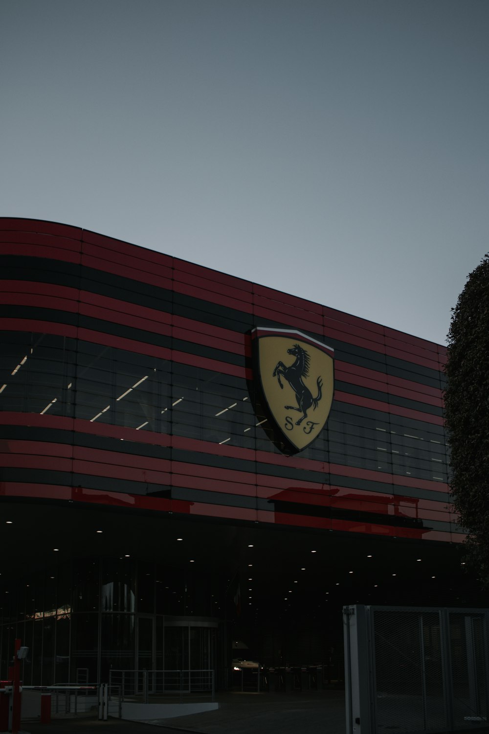 Un edificio rosso e nero con il logo Ferrari