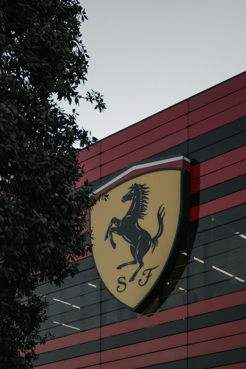 Un logo Ferrari sulla fiancata di un edificio
