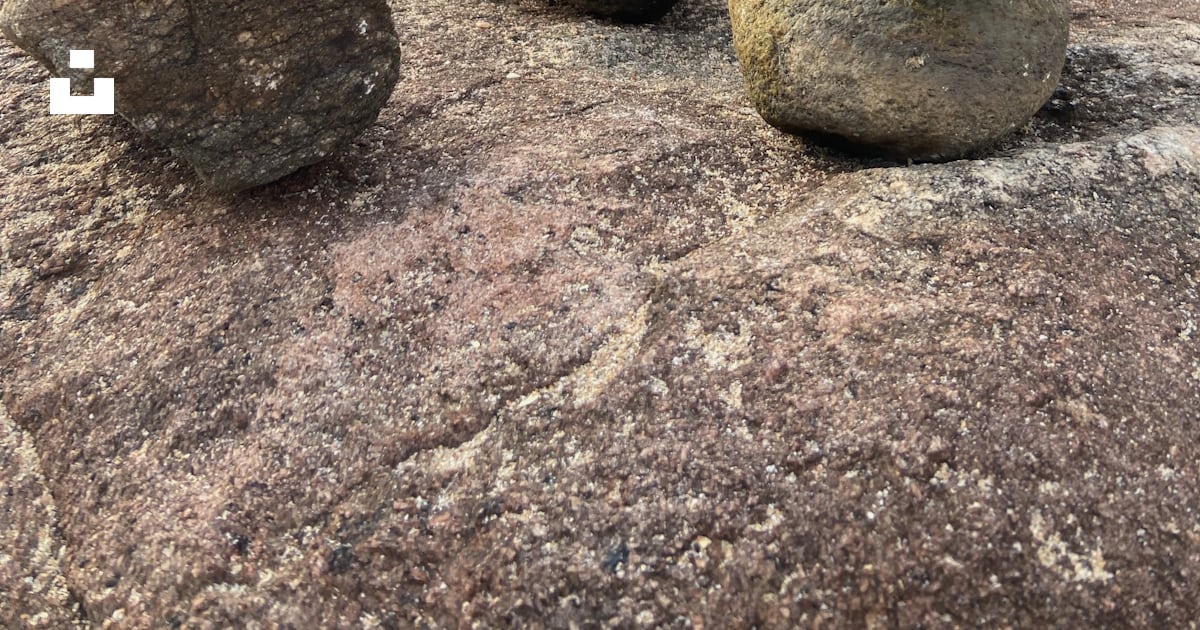Tres rocas apiladas una encima de la otra en una playa foto – Imagen de ...