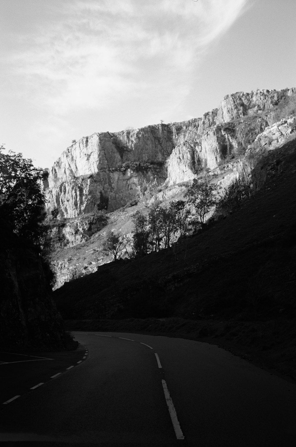 une photo en noir et blanc d’une route de montagne