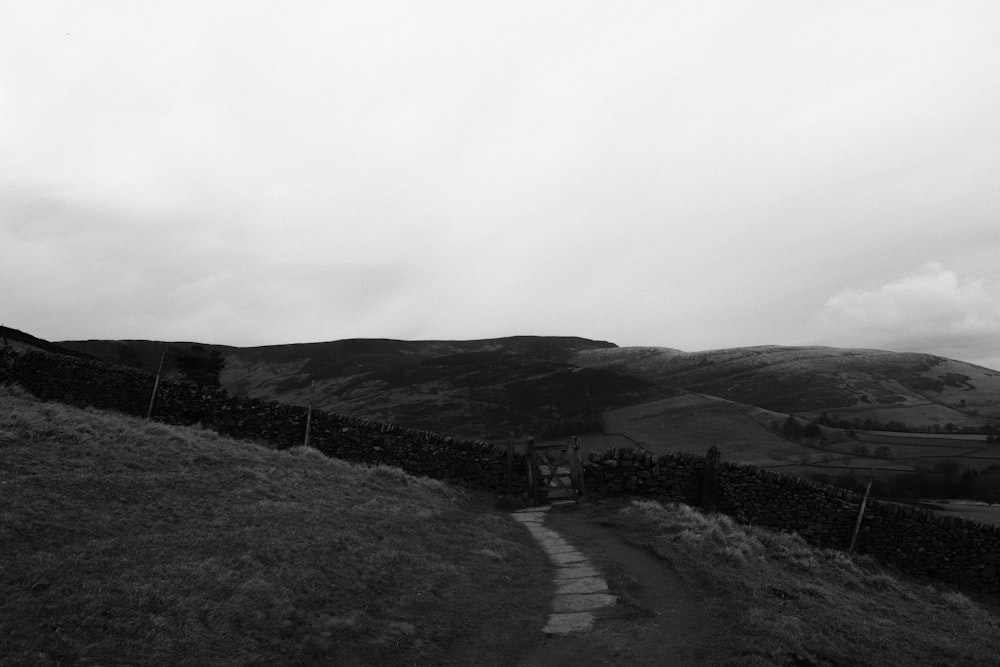 uma foto em preto e branco de uma estrada de terra