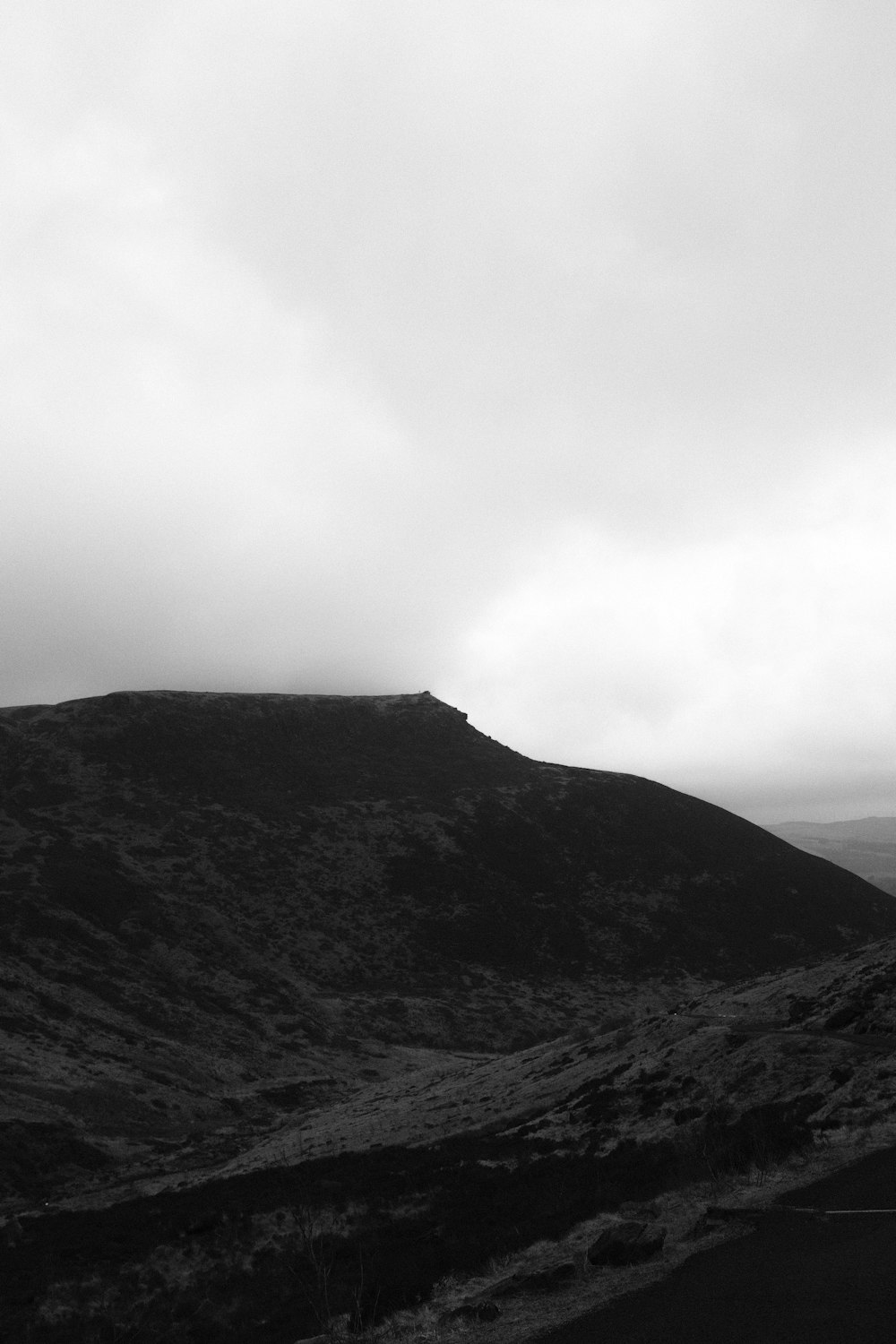 una foto in bianco e nero di una collina