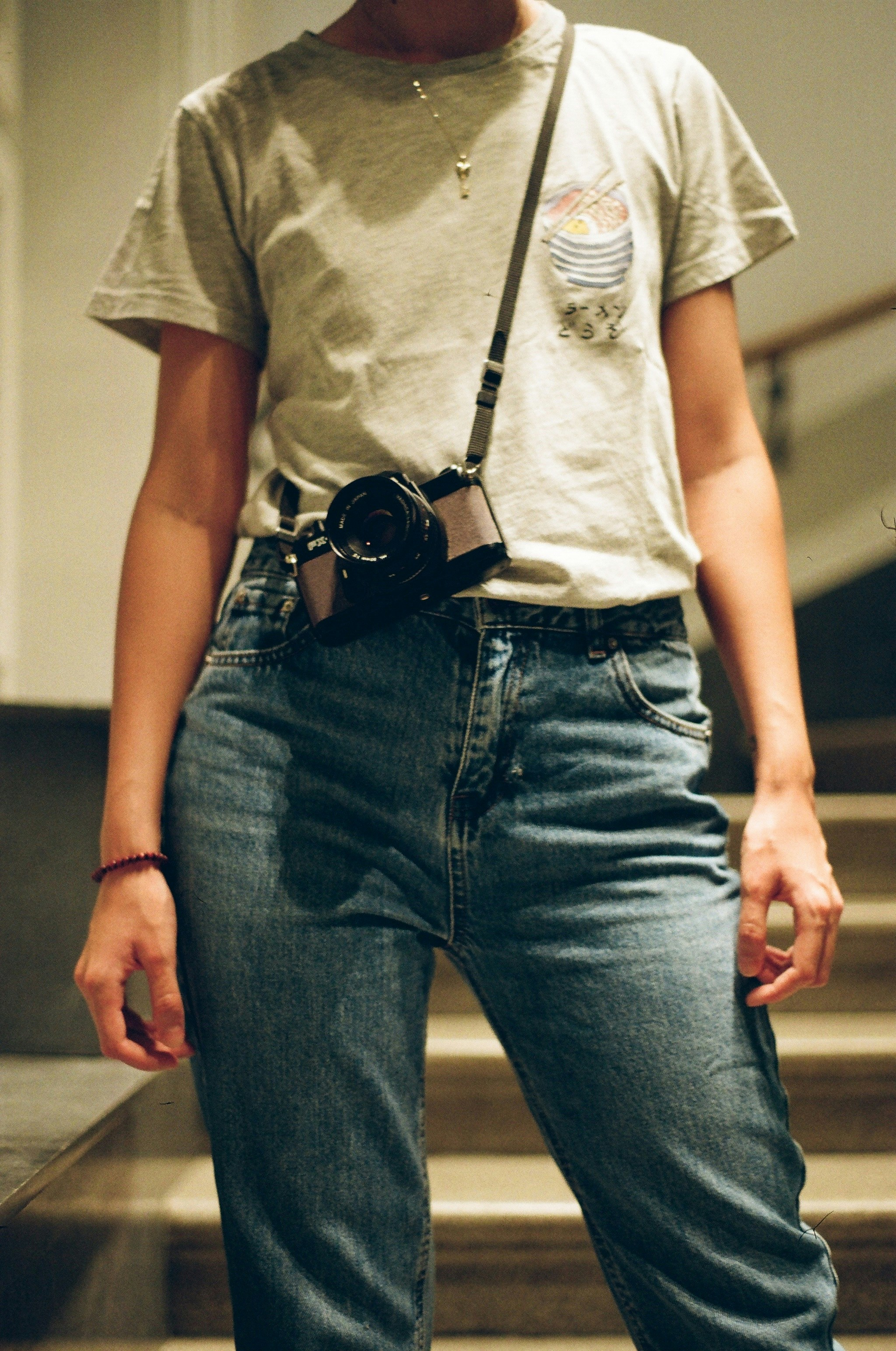 eine Frau mit einer Kamera in der Hand