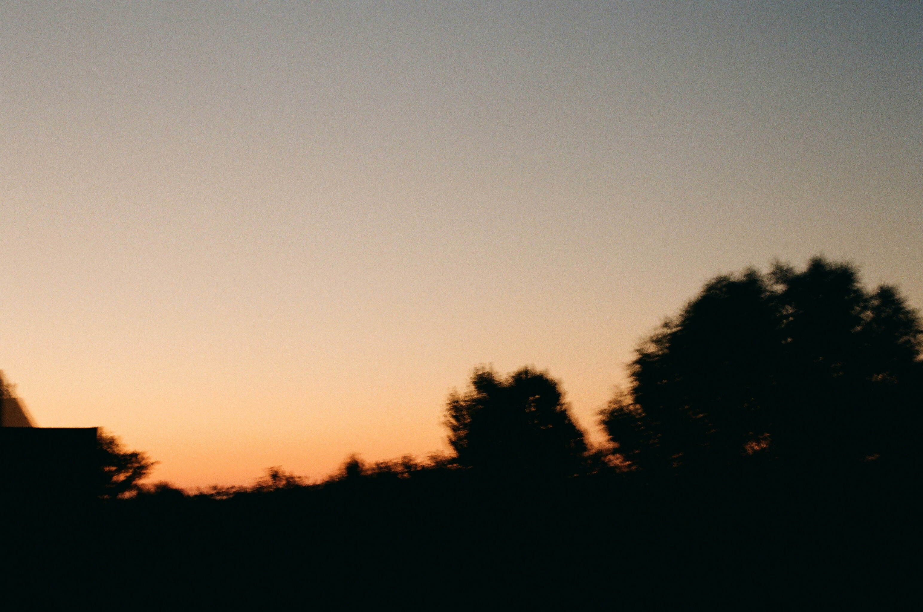 別再瞎買！2024夏季流行色，穿錯老十歲！