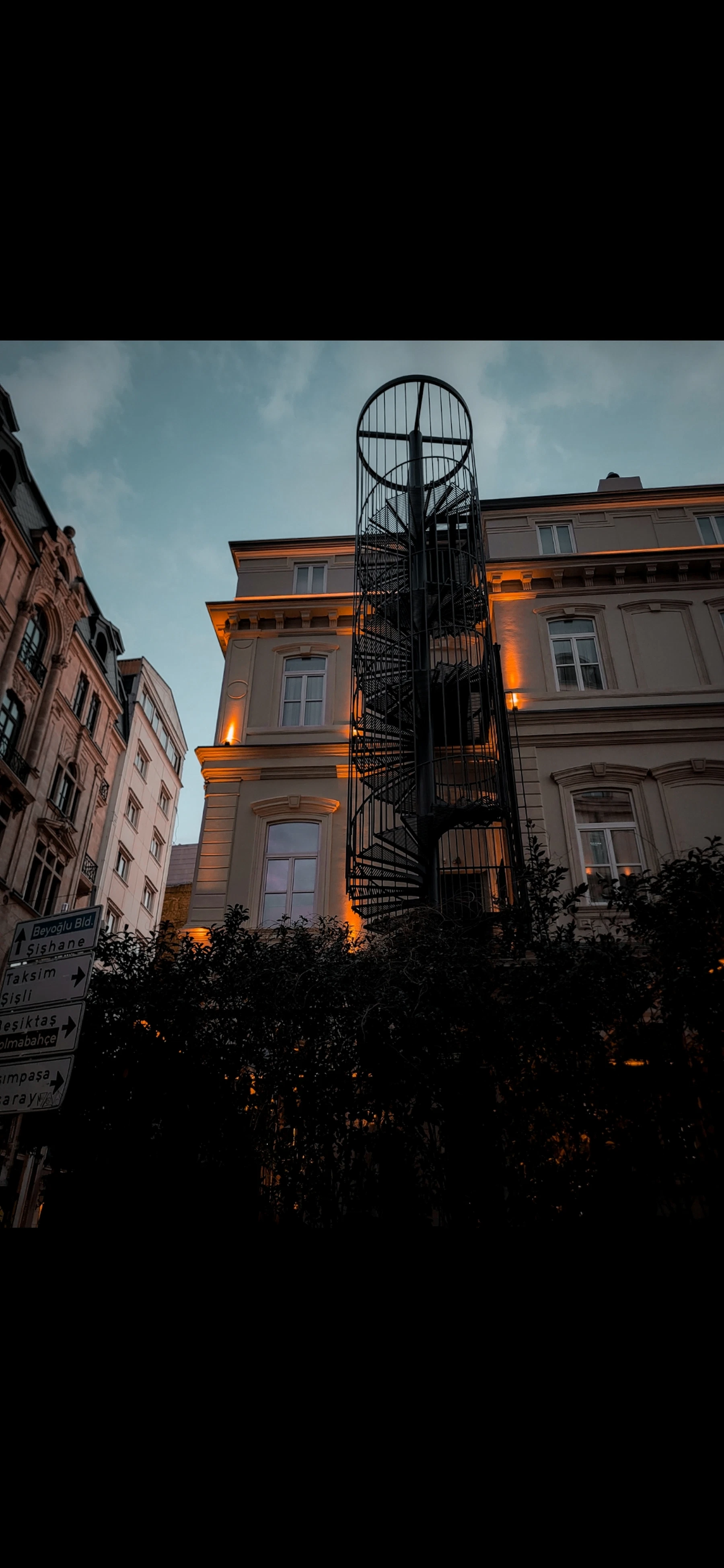 Fatih’te eski bir apartmanın merdiven boşluğu, öğleden sonra ışığında.
