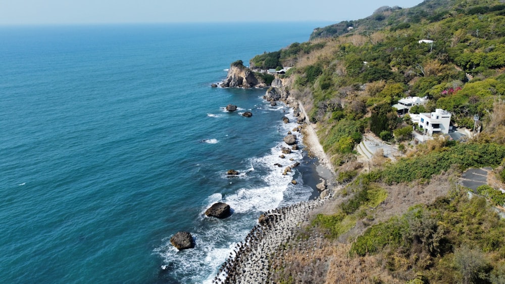 Una vista aérea del océano y la costa