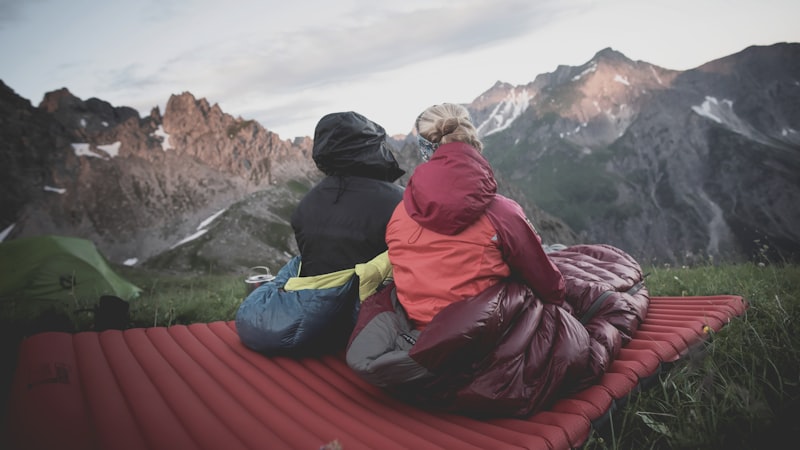 Pendaki beristirahat di tenda dengan sleeping bag hangat di gunung