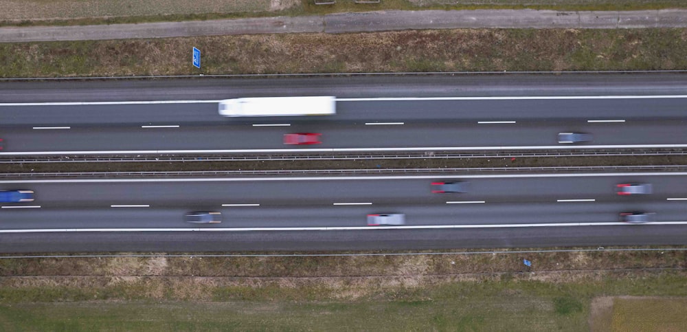 Una vista aérea de una autopista con coches circulando por ella