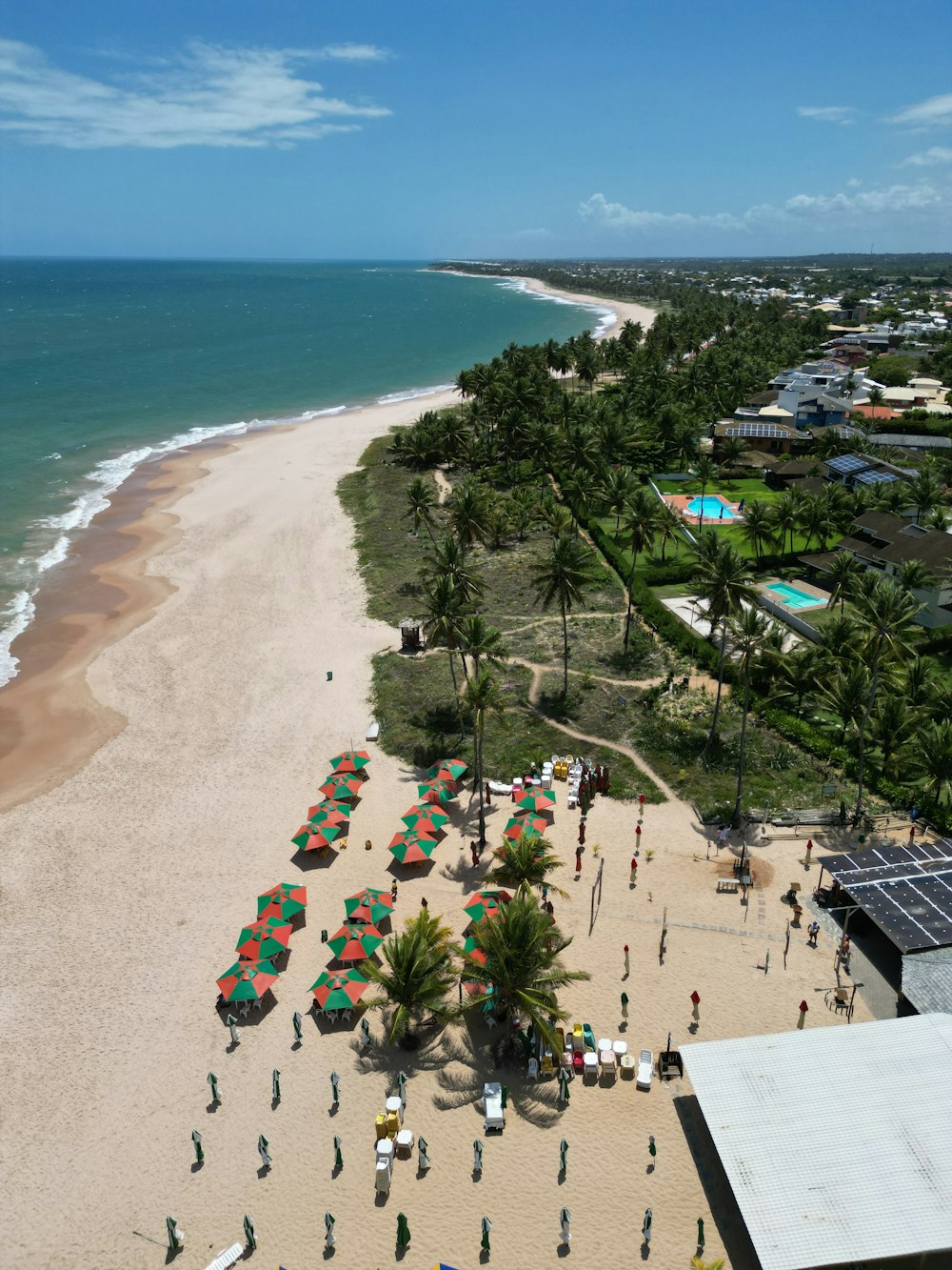 une vue aérienne d’une plage avec de nombreux parasols