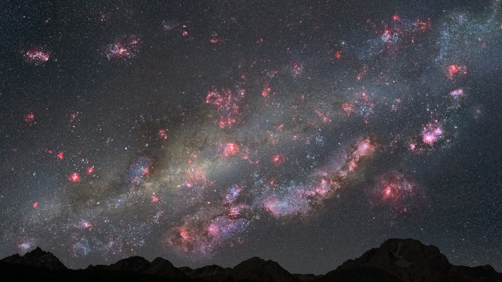 Una vista del cielo nocturno con muchas estrellas