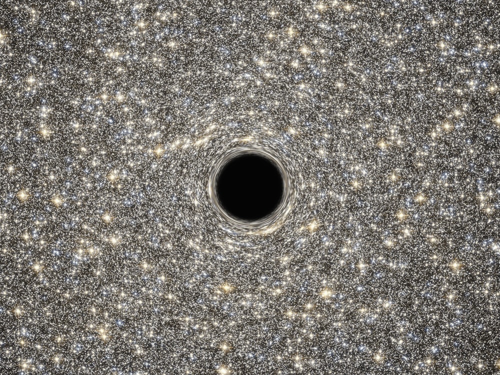 Un buco nero al centro di un campo stellare