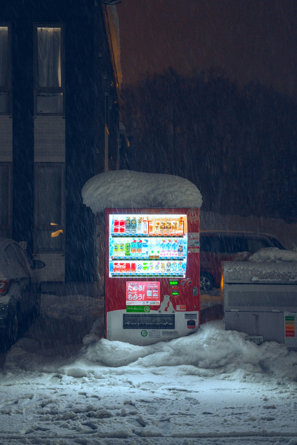 Ein Verkaufsautomat steht mitten auf einer schneebedeckten Straße