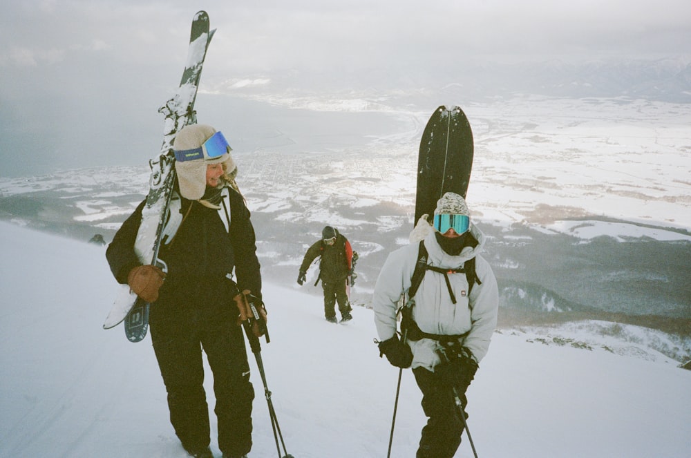 雪に覆われた斜面を登る人々のグループ
