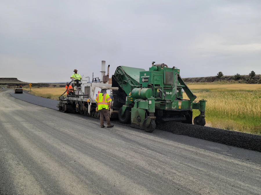 Road construction paving machine