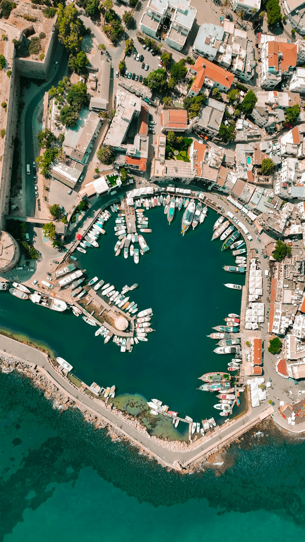 Una veduta aerea di un porto turistico con molte barche