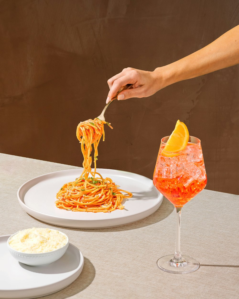 皿の上でスパゲッティを食べている人