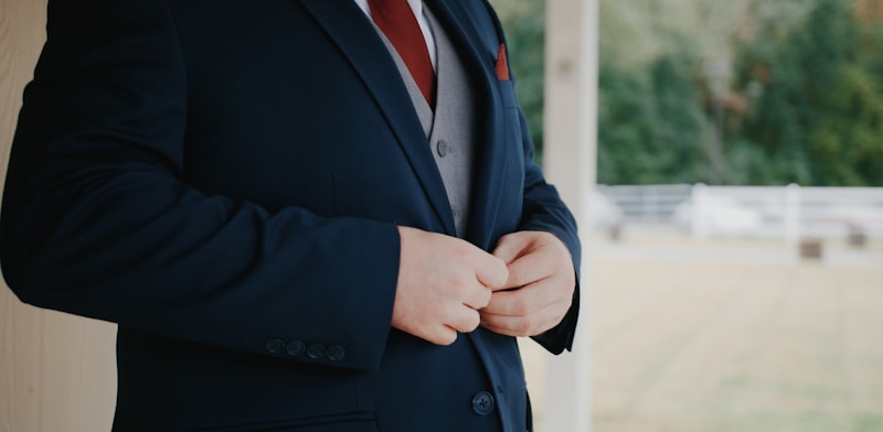 Hombre atractivo con traje y corbata