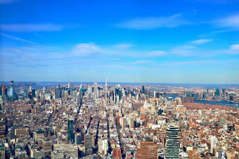 Una vista aérea de una ciudad con edificios altos