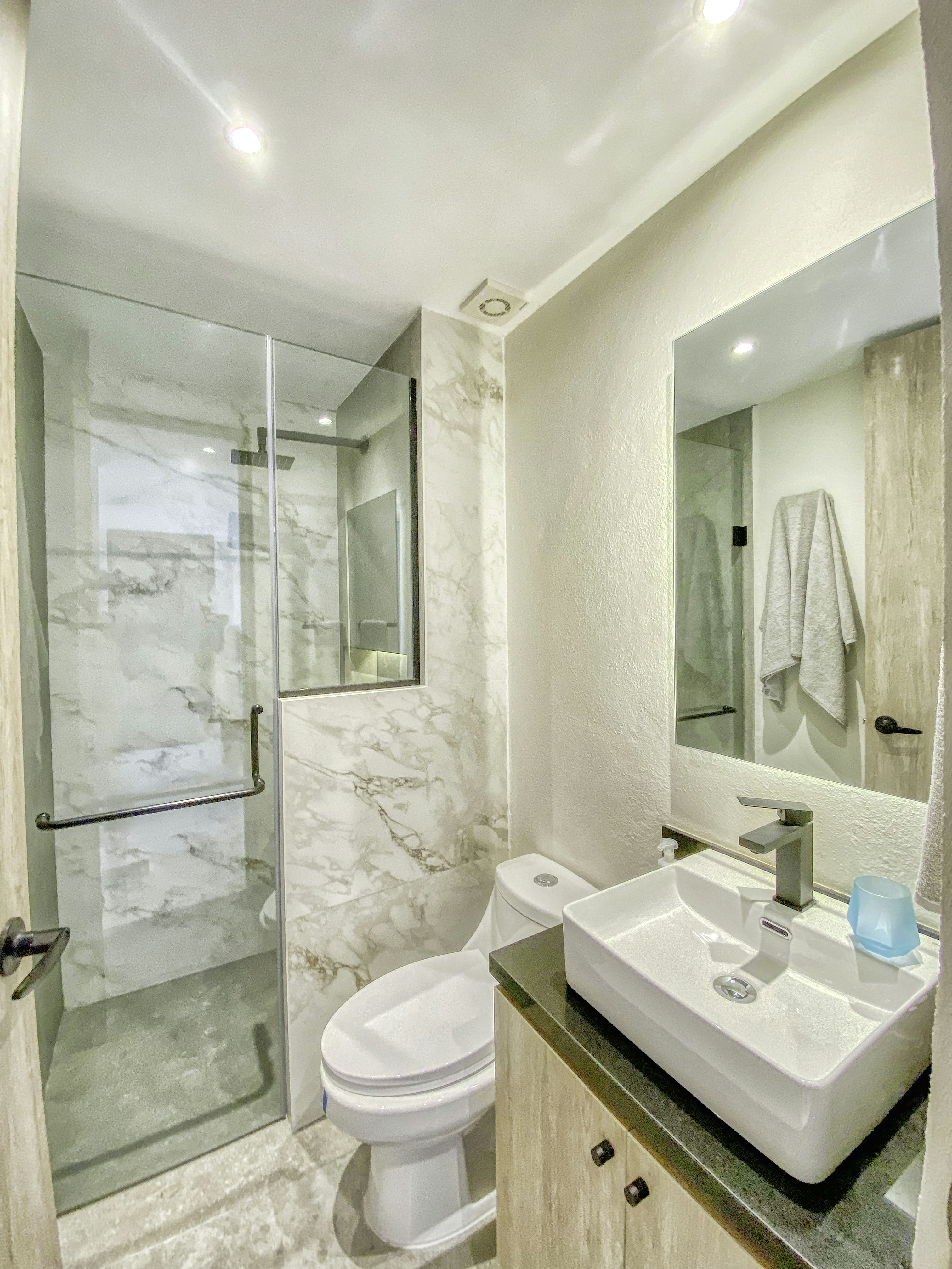 photo-1708133942890-45d60811f945 Daños directos, indirectos y estéticos: tres conceptos clave en los seguros de hogar