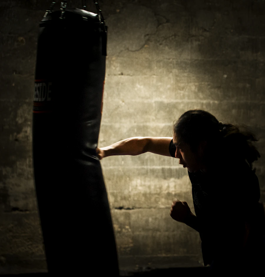 Silueta zápasníka při stínovém boxu u stěny