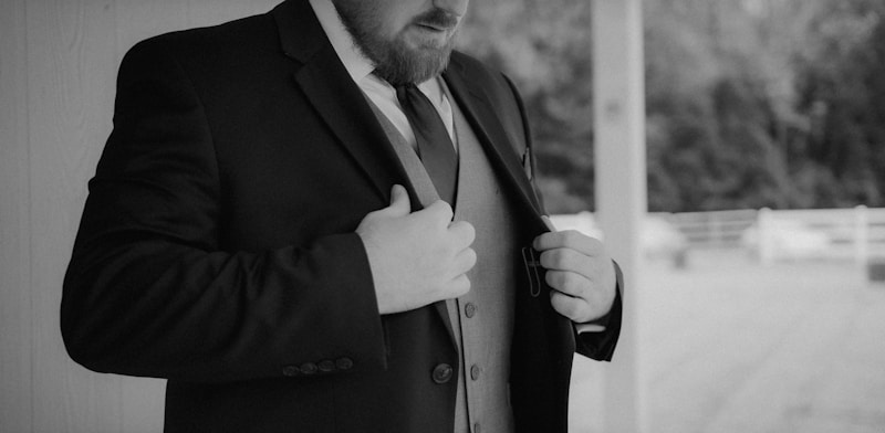 Homme sophistiqué devant bâtiment