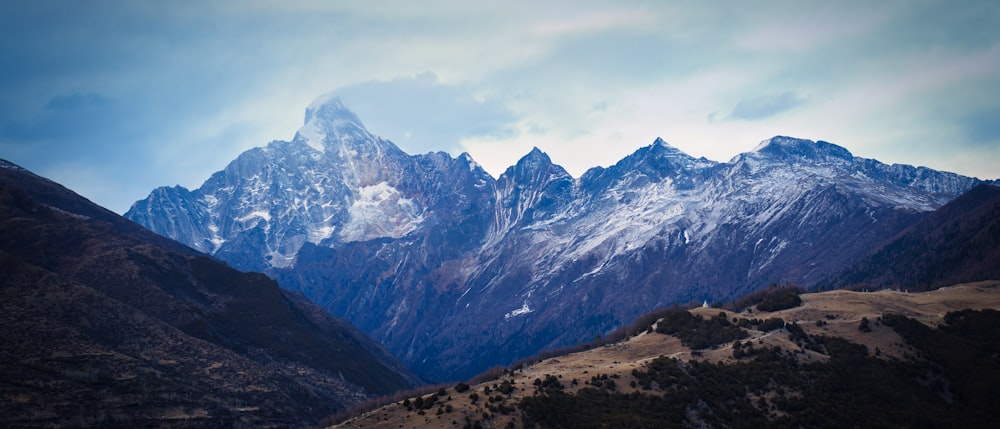 Blick auf eine Bergkette mit Schnee