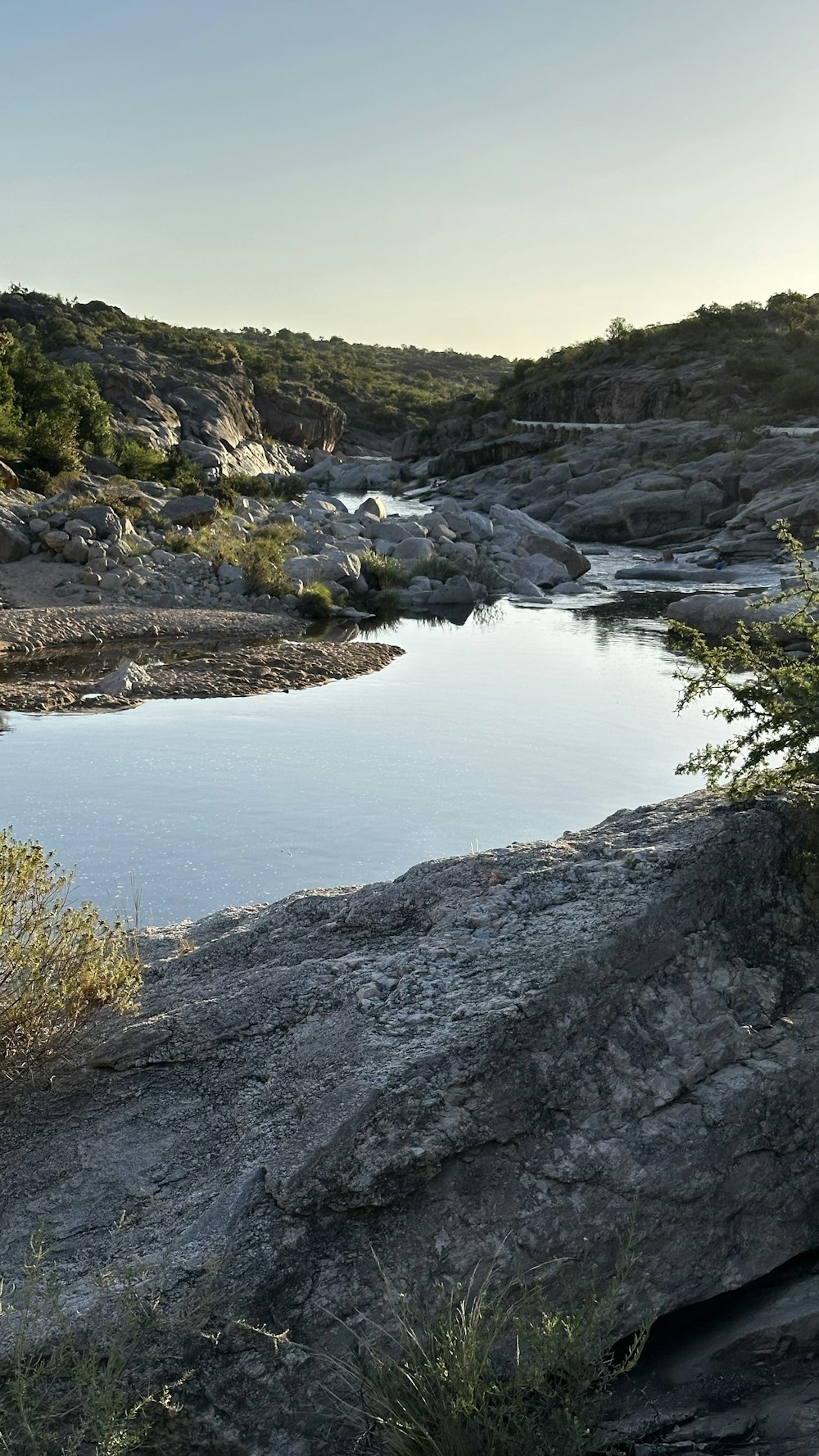 un grande specchio d'acqua circondato da un terreno roccioso