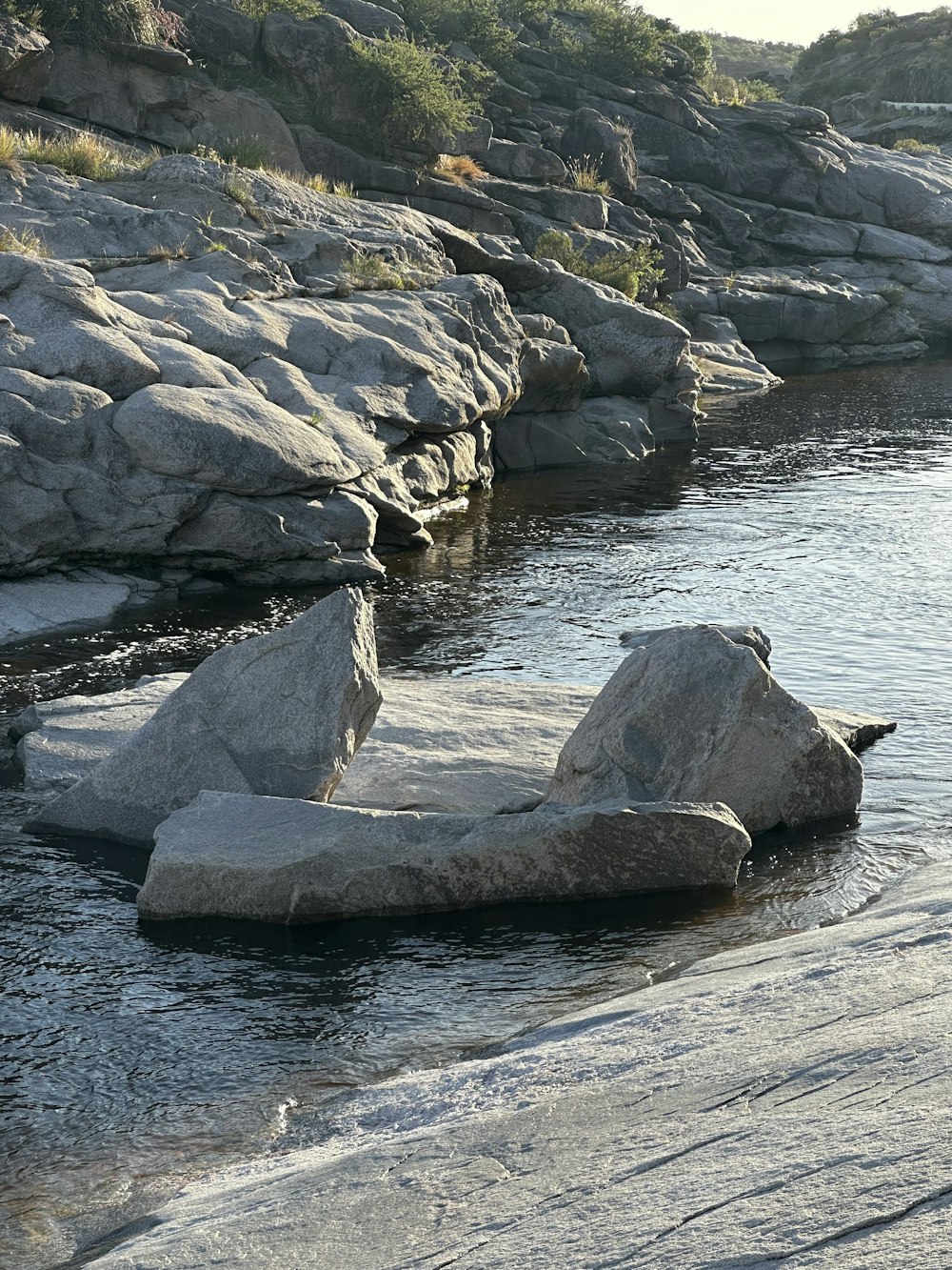 川の真ん中に佇む大きな岩