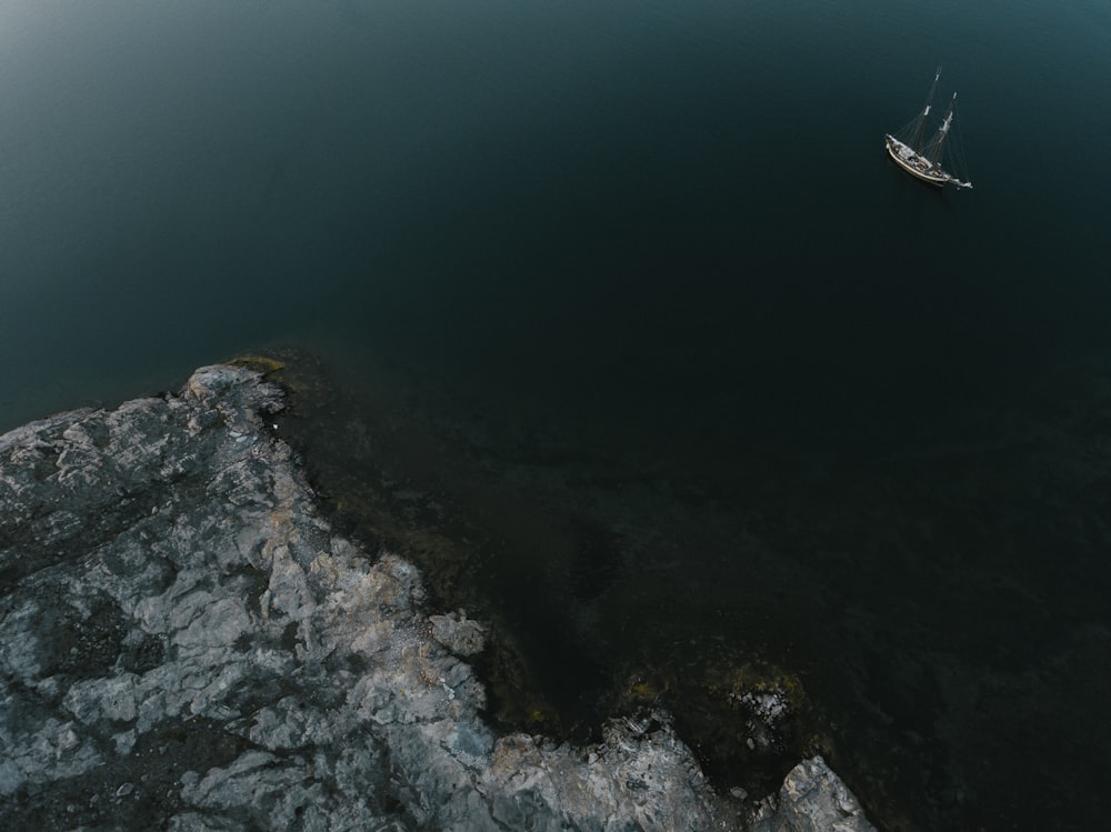 una barca che galleggia sopra un grande specchio d'acqua