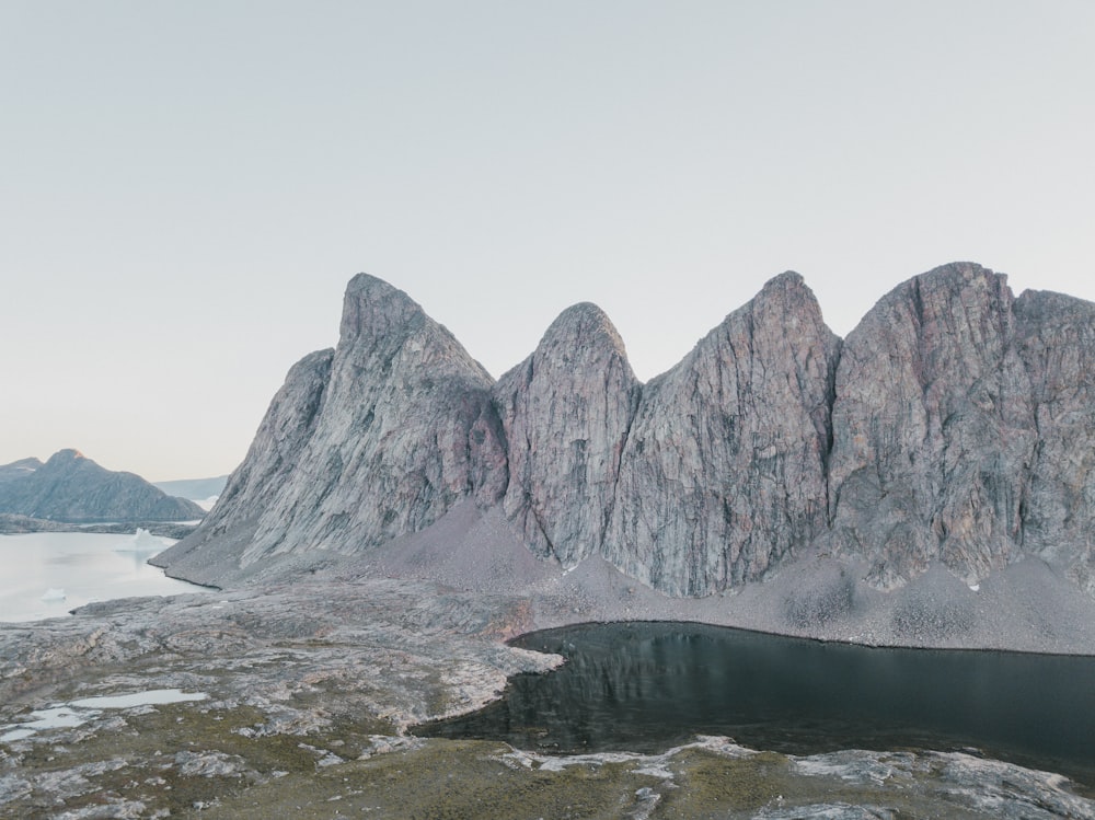 une chaîne de montagnes avec un lac au premier plan