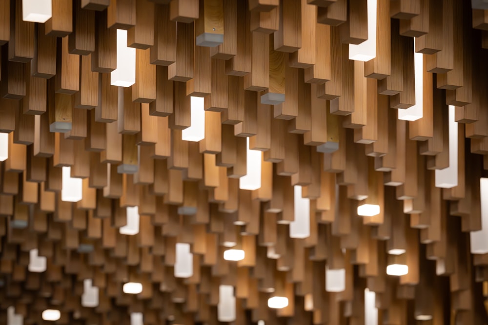 木製の正方形と照明で構成された天井