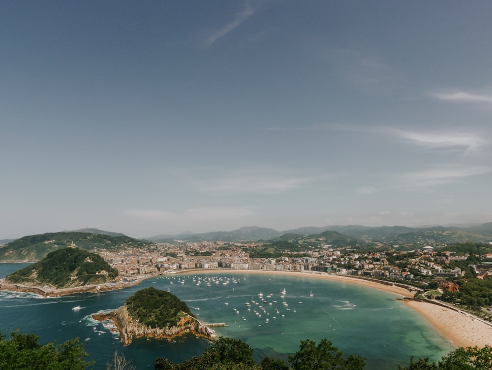 una vista di una spiaggia con barche in acqua