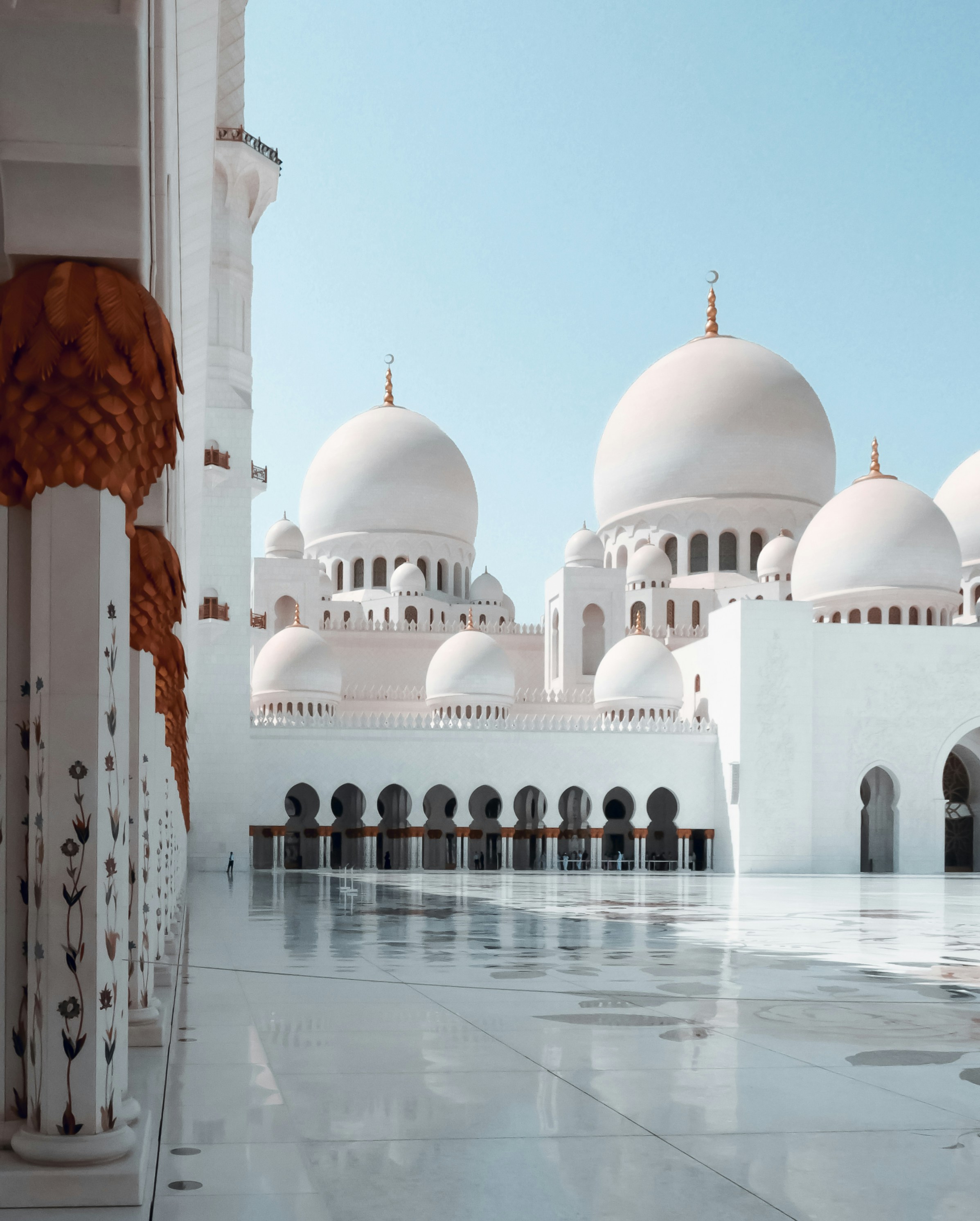 um grande edifício branco com muitos arcos
