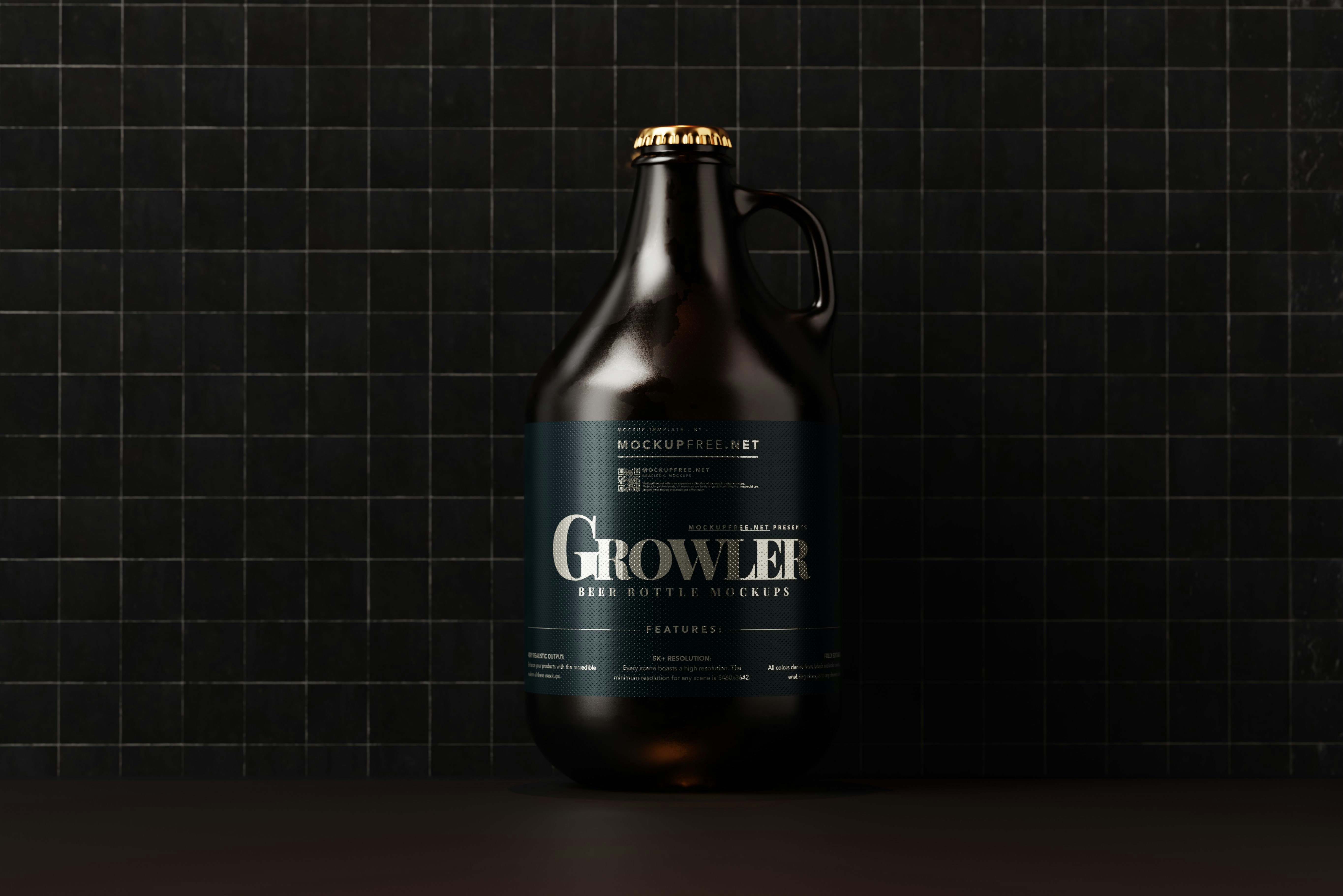 uma garrafa de cerveja marrom rosnada sentada em cima de um balcão