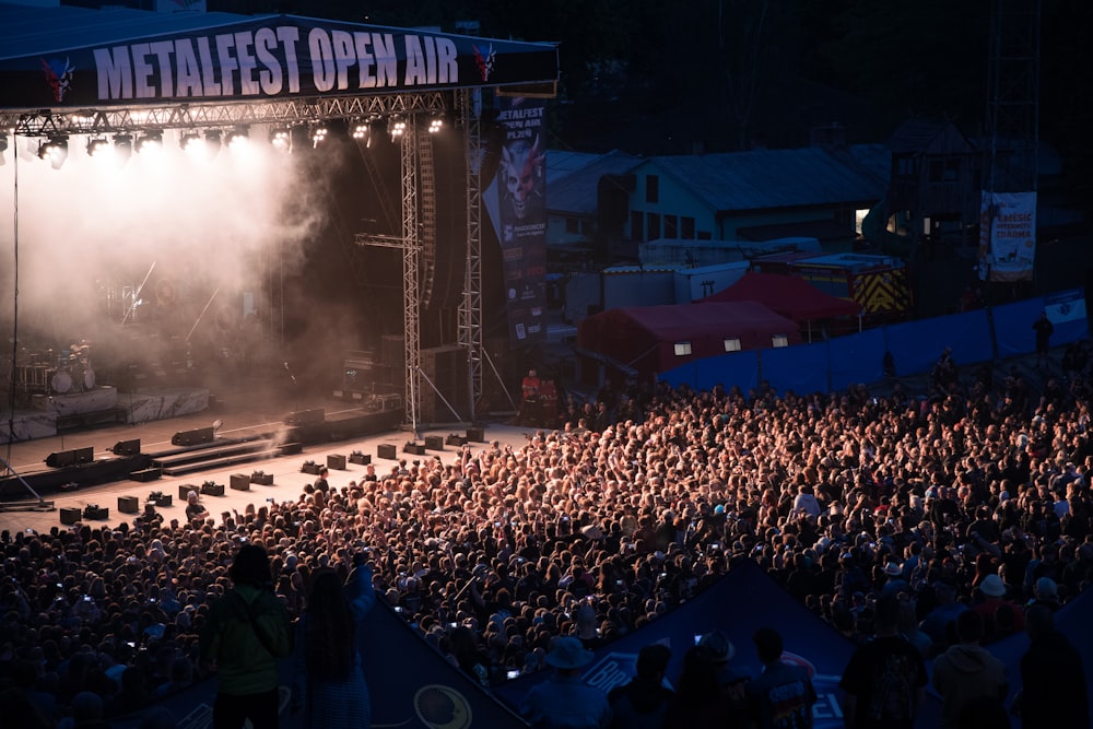Una grande folla di persone a un concerto all'aperto del Metalfest
