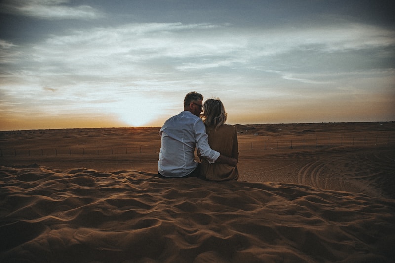 Pareja romántica sentada en la arena