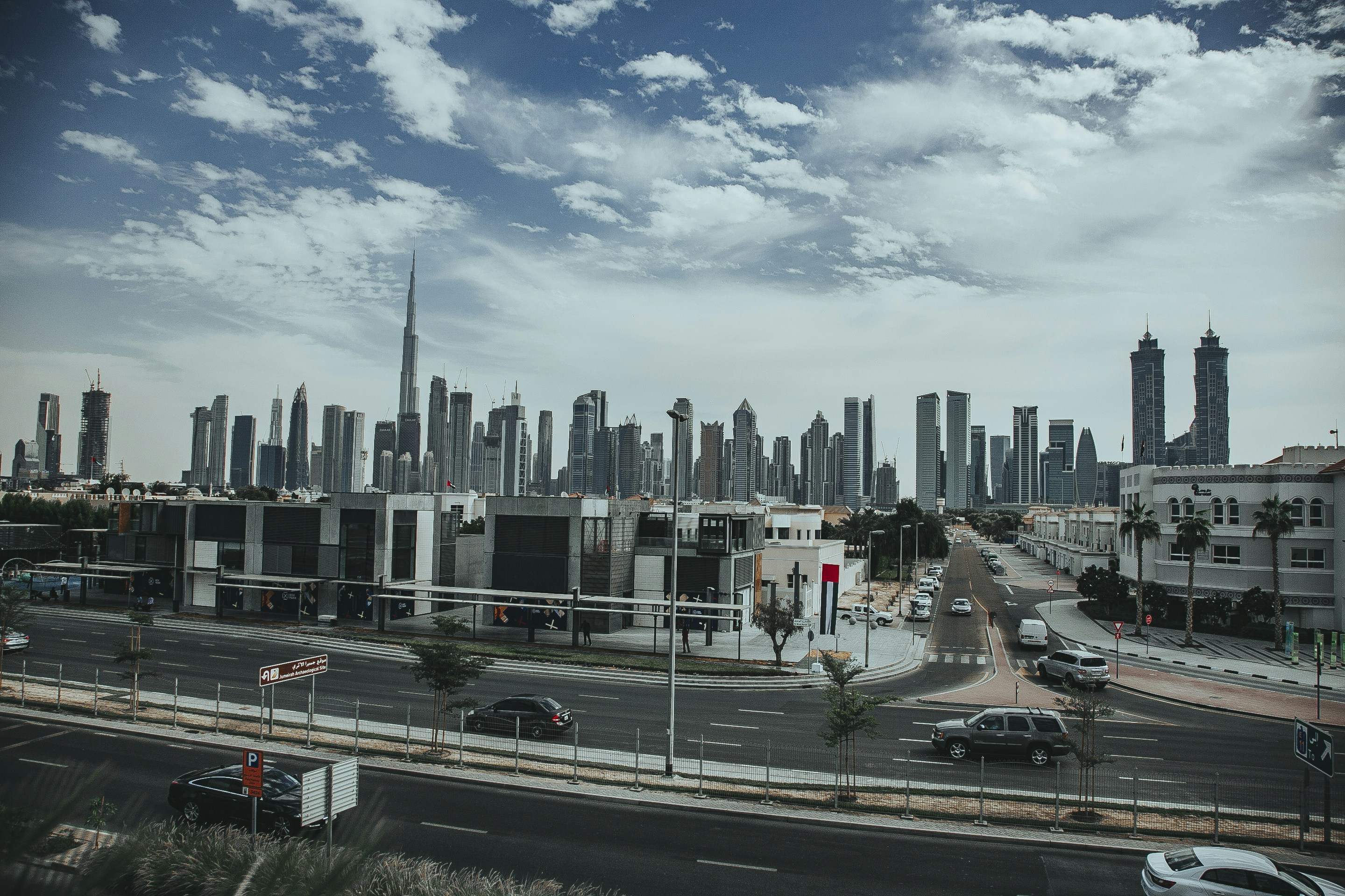 Una gran ciudad con muchos edificios altos