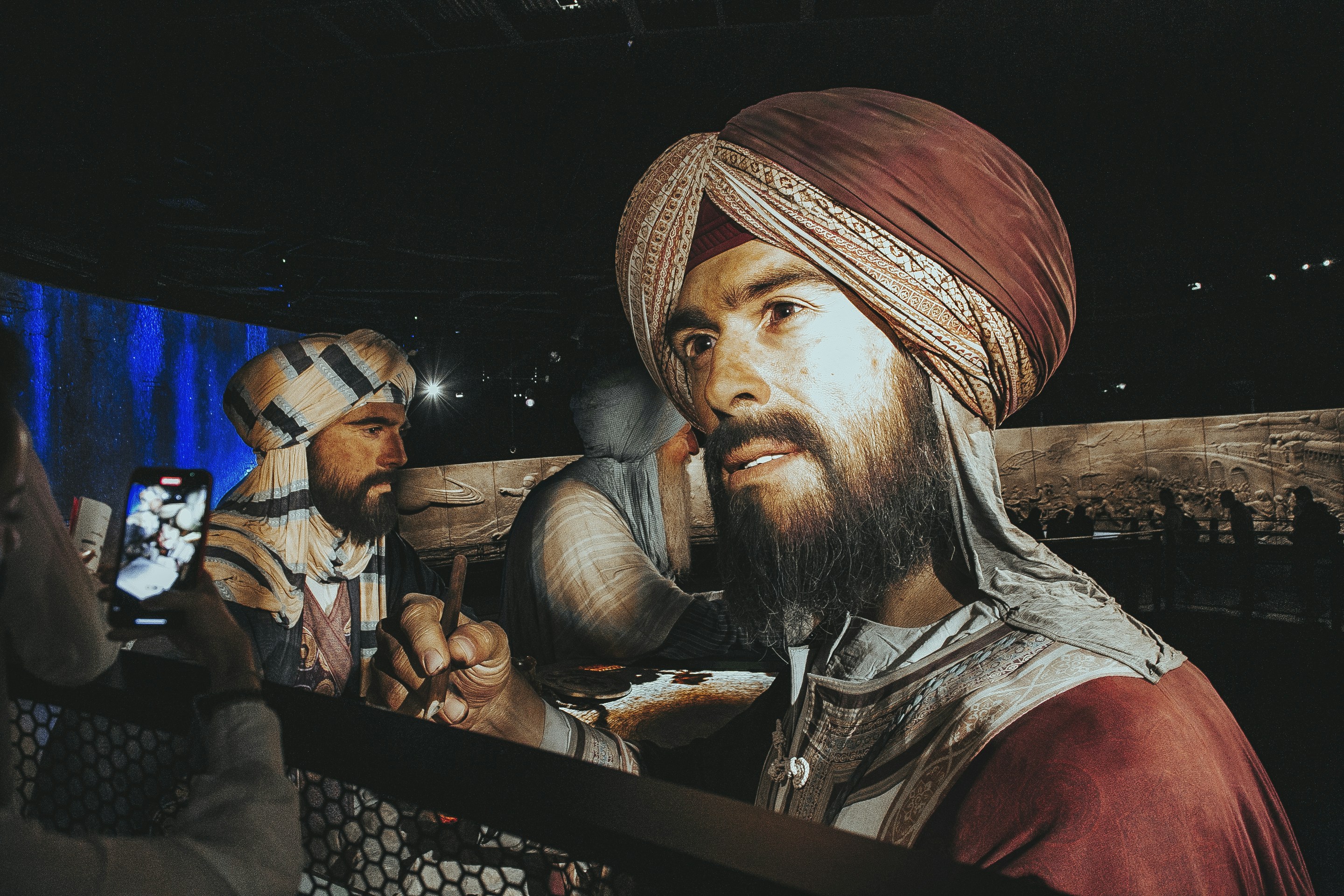 Un hombre con turbante de pie junto a otro hombre