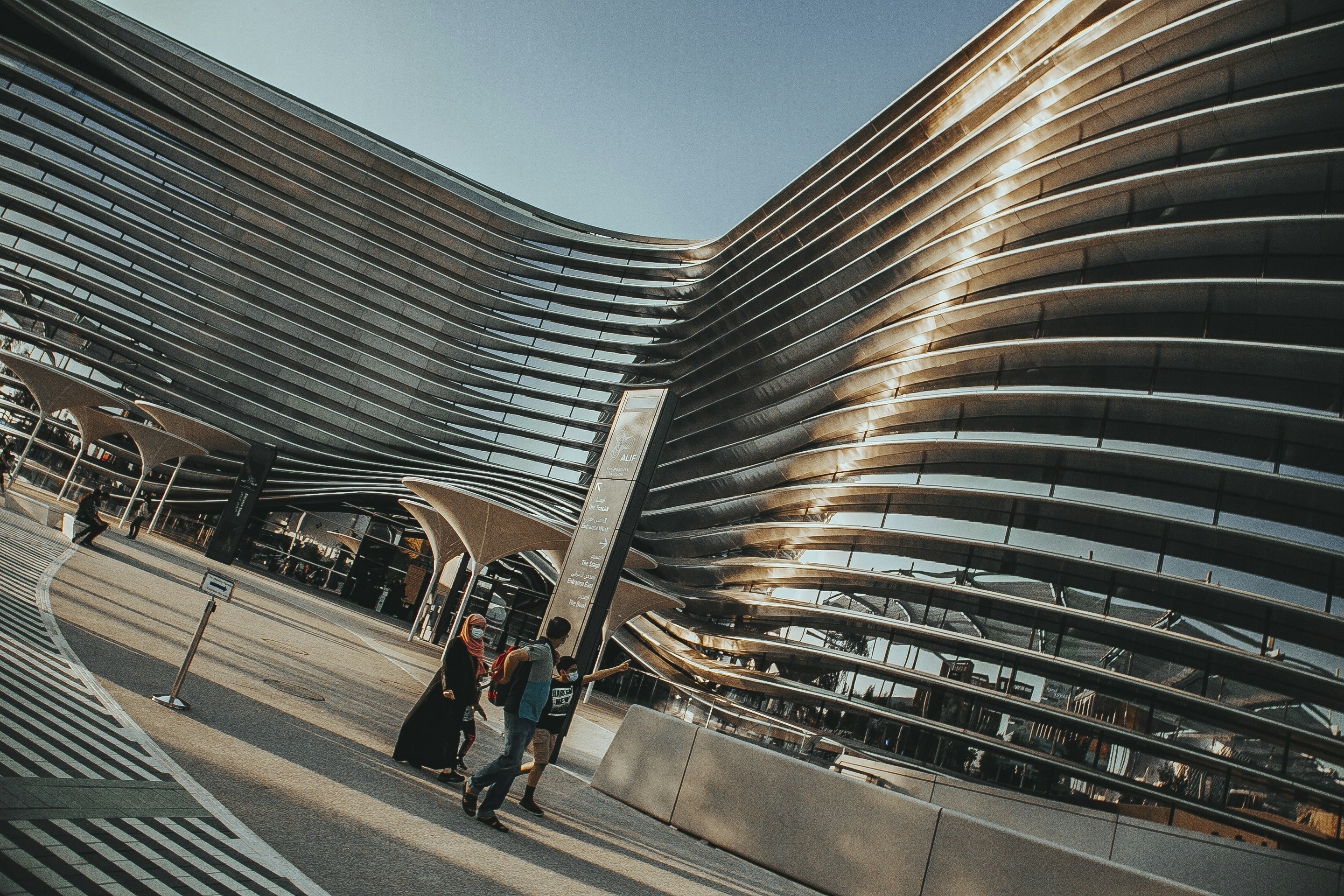 eine Gruppe von Menschen, die vor einem Gebäude stehen
