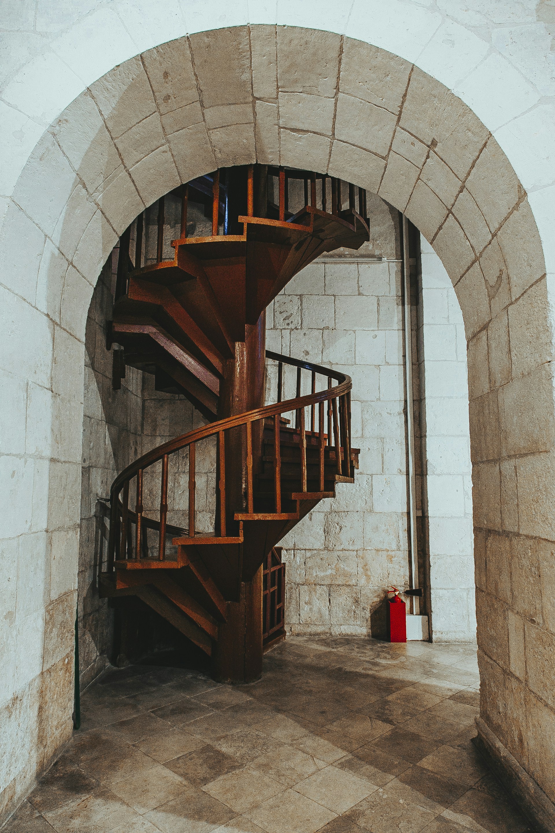 Una escalera de caracol en un edificio con paredes de piedra