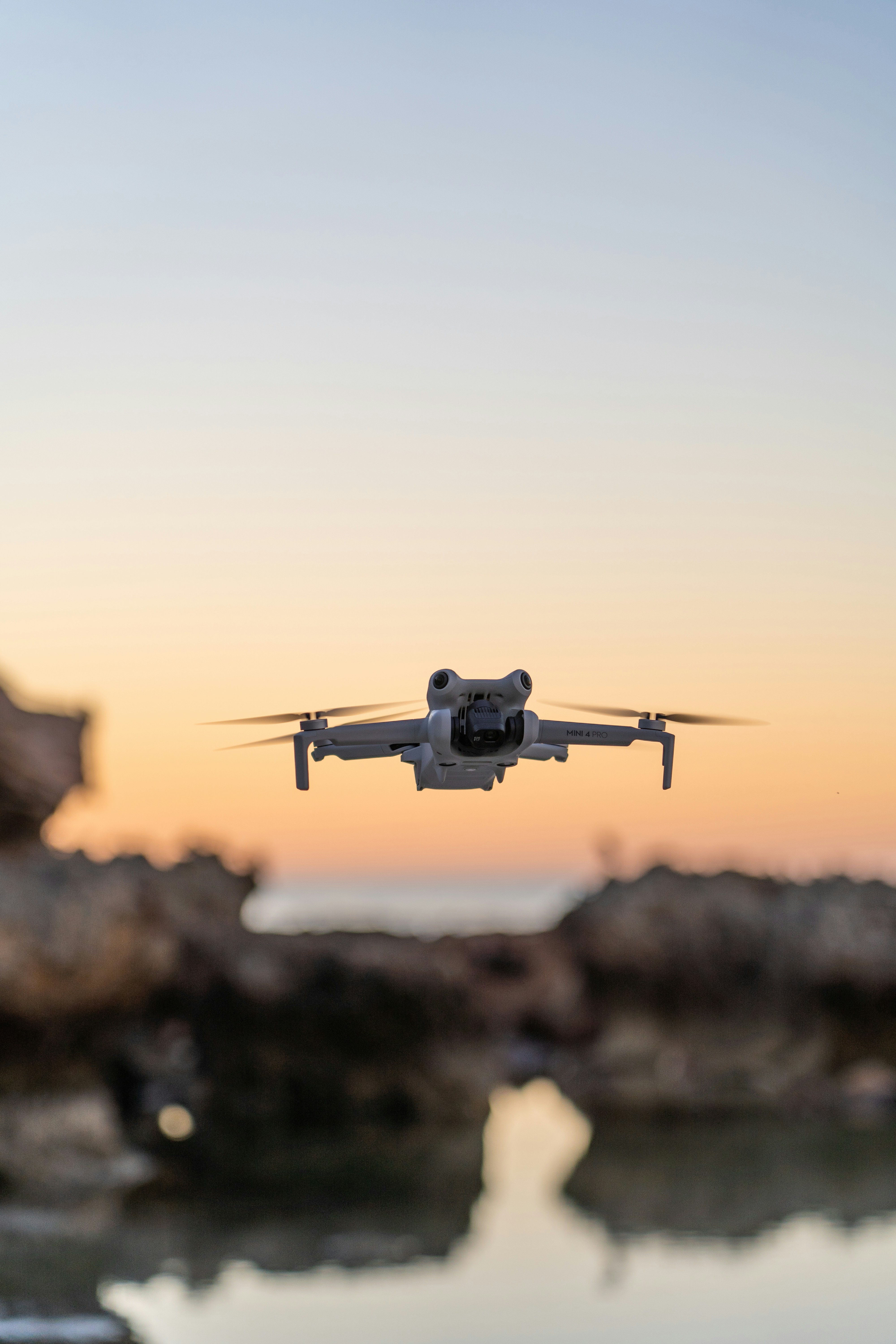 ein kleines Flugzeug, das über ein Gewässer fliegt