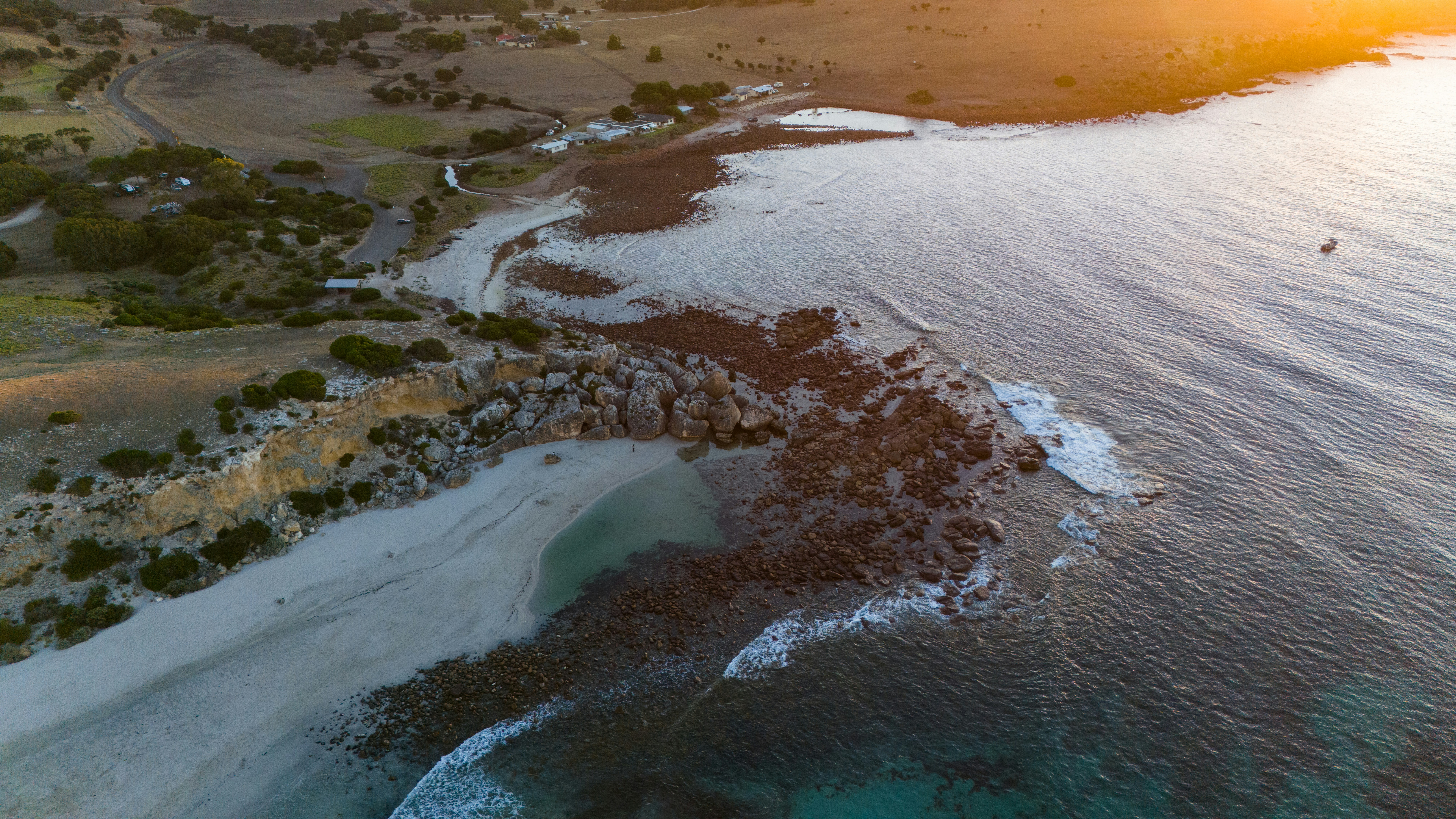 Luftaufnahme eines Strandes und eines Gewässers