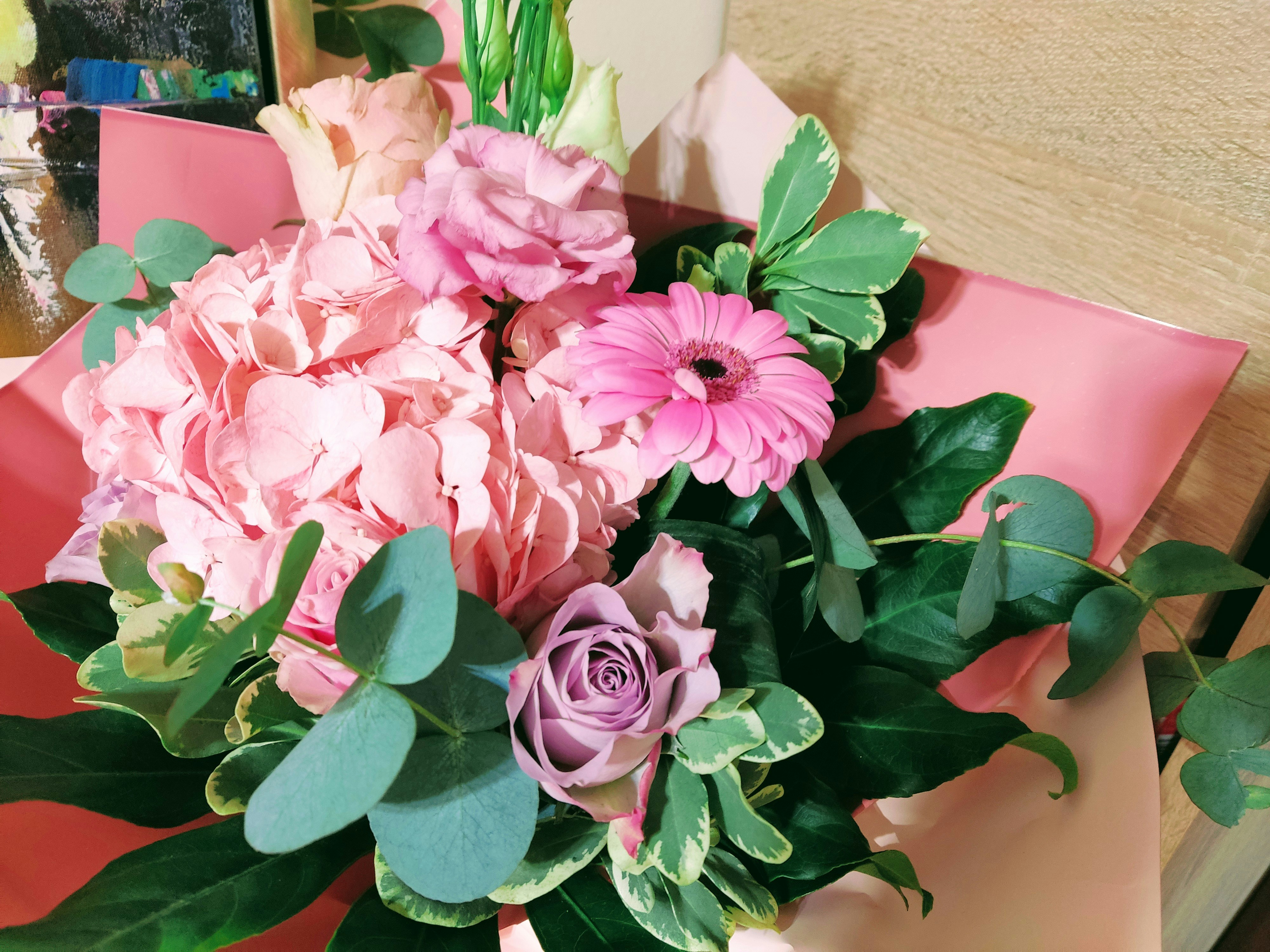 ein Strauß rosa Blumen auf einem Tisch