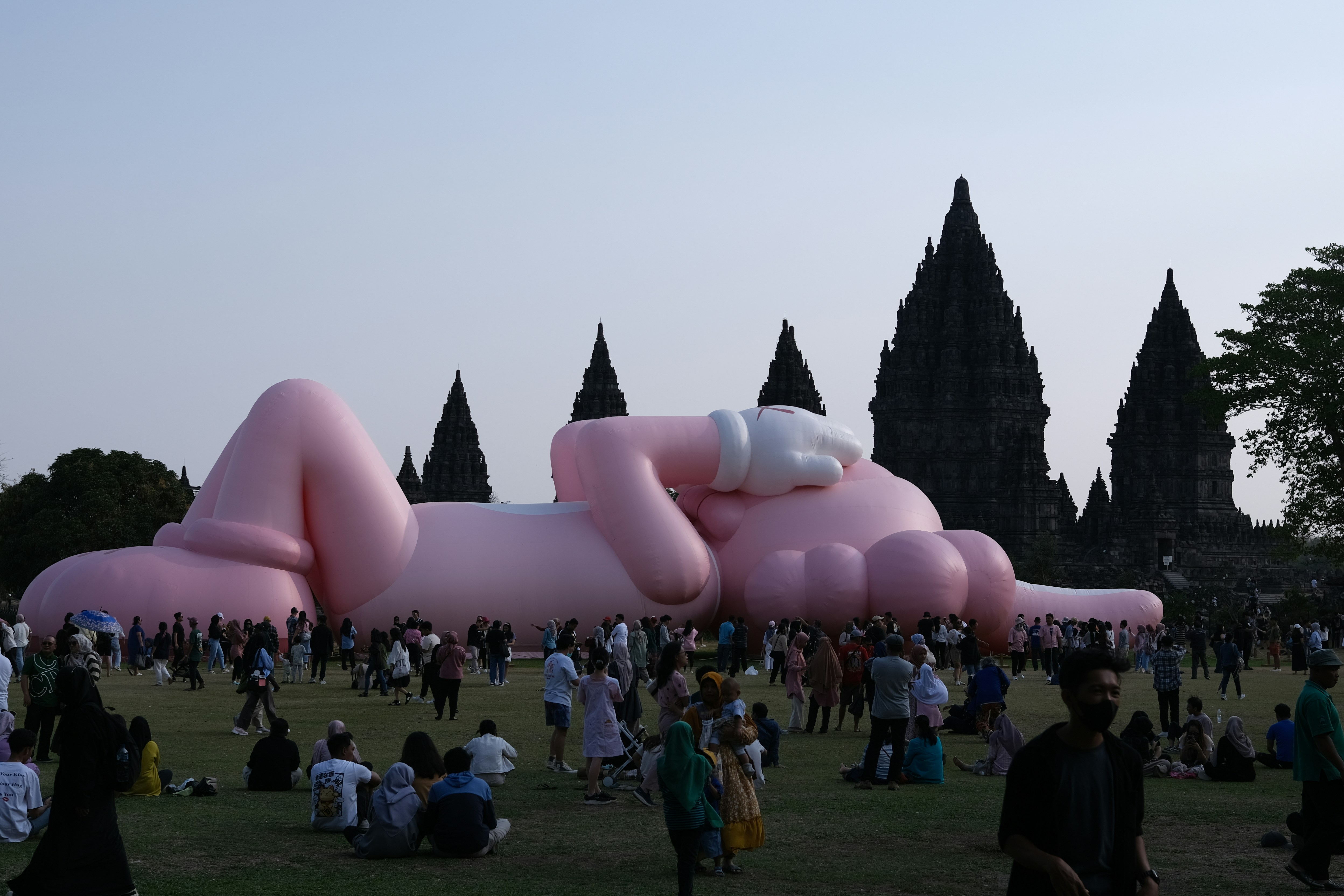 benda tiup merah muda besar tergeletak di atas lapangan hijau subur