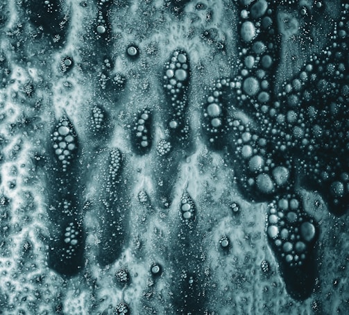 a black and white photo of water bubbles