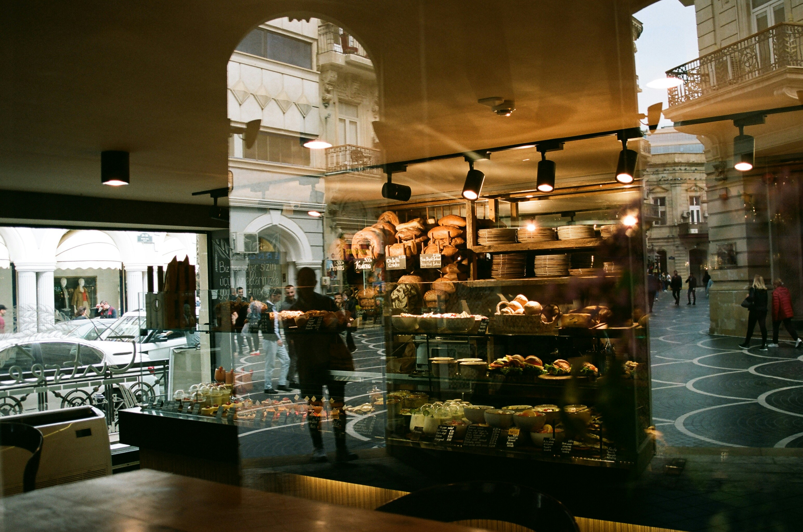 мужчина стоит перед пекарней