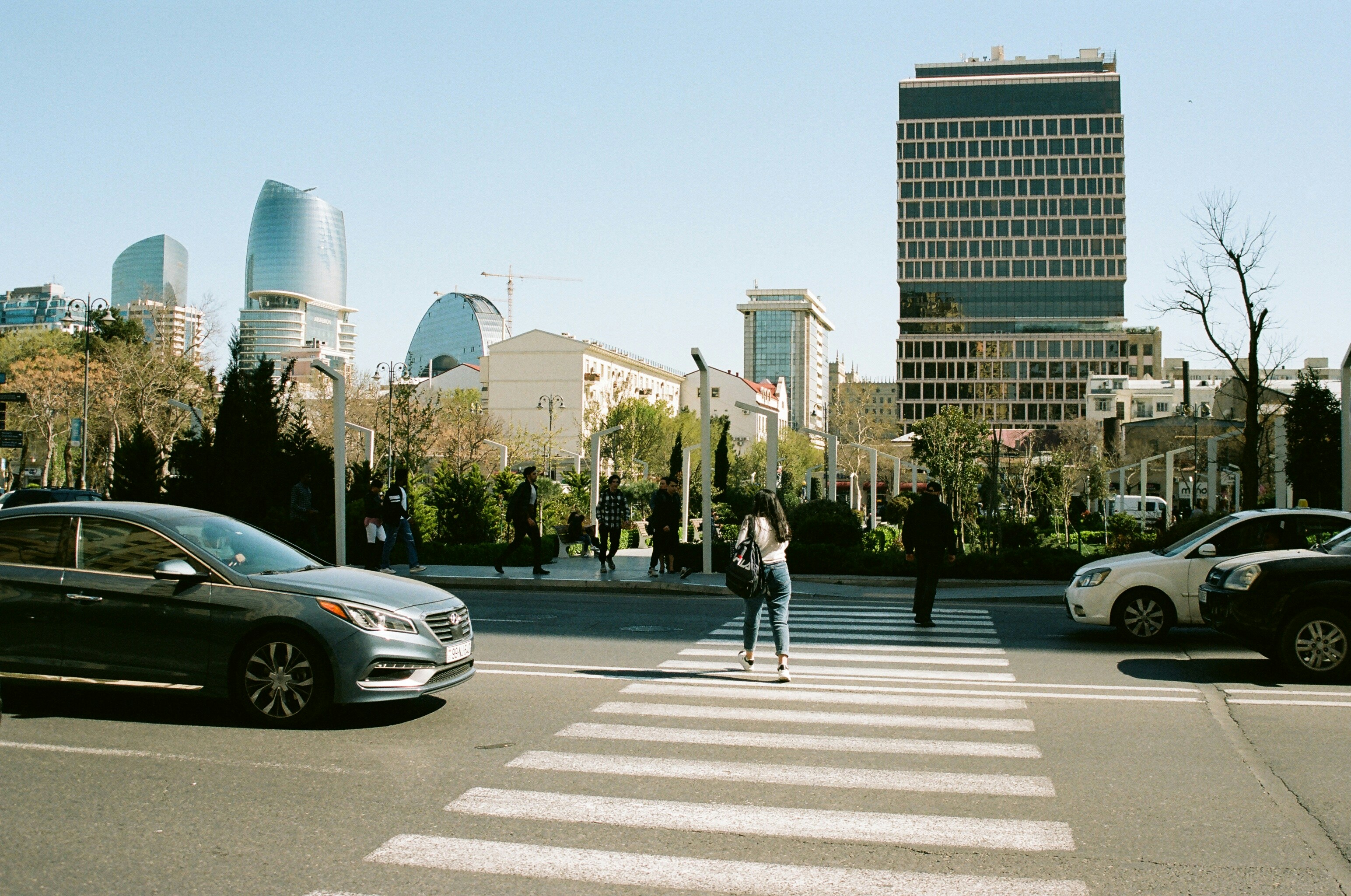 человек, переходящий улицу в городе